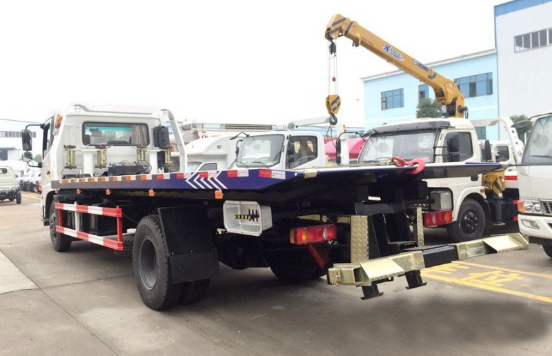 一拖二東風多利卡帶臥清障車