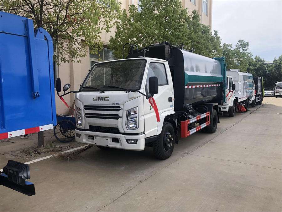 8方掛桶垃圾車-江鈴8方藍牌側(cè)裝掛桶自裝式垃圾車廠家